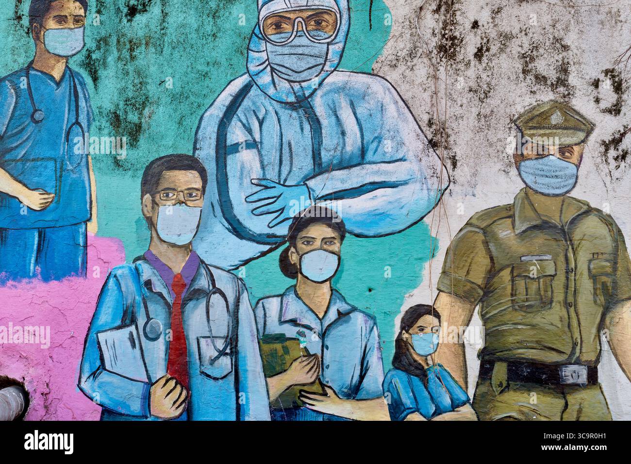 Ein Wandgemälde aus der COVID-19-Ära im Gebiet von Byculla, Mumbai, Indien. Darstellung des medizinischen Personals sowie eines Polizisten mit COVID-Masken. Stockfoto