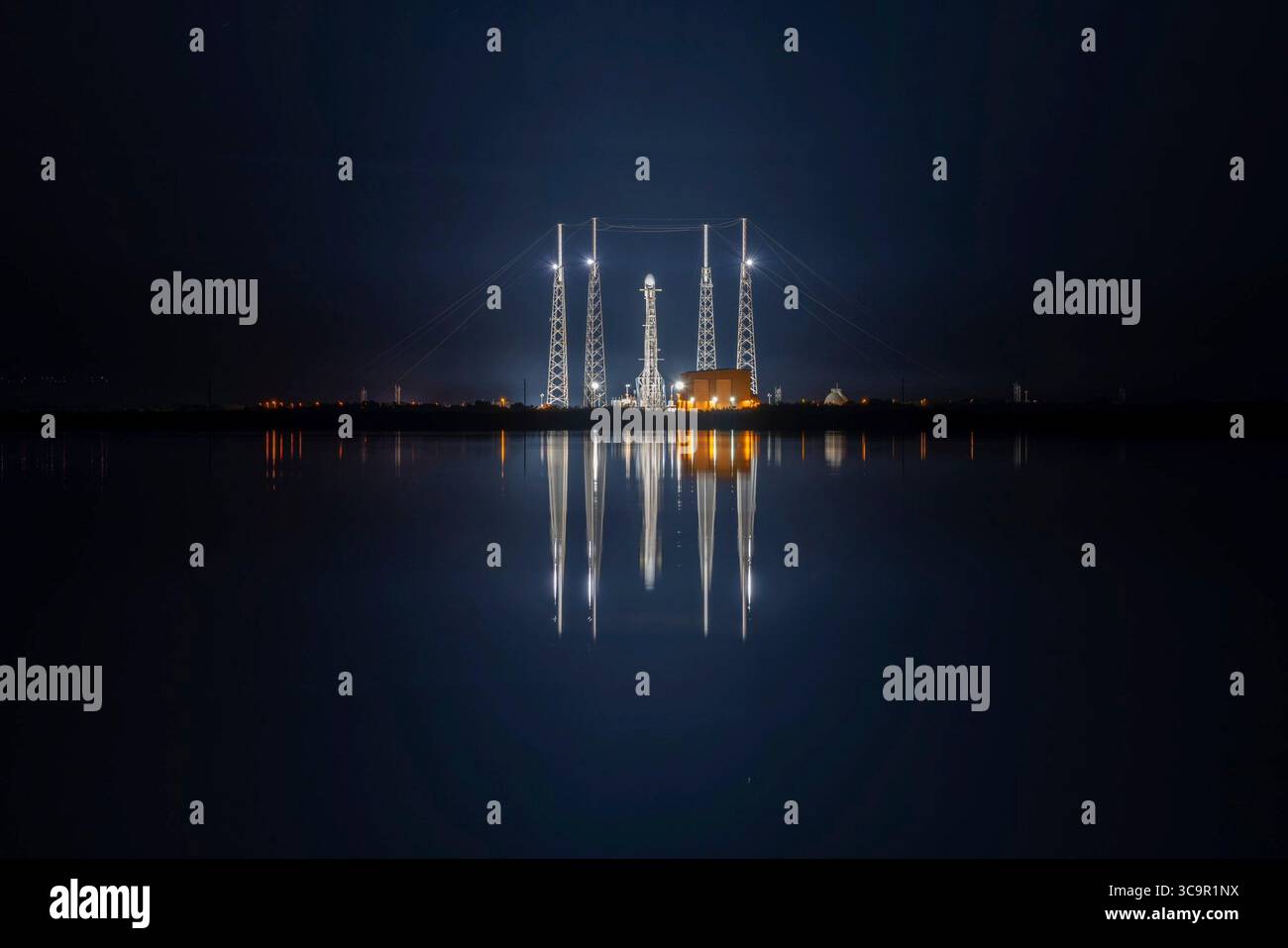 18. Januar 2023, Cape Canaveral, FL, Vereinigte Staaten von Amerika: Eine SpaceX Falcon 9 Rakete mit GPS III SV-06 Nutzlast Countdown zum Abheben von Lunch Pad 40 auf der Cape Canaveral Space Force Station, 18. Januar 2023 in Cape Canaveral, Florida. Die unbemannte Rakete trägt das nächste globale Positionierungssystem. (Bild: © Joshua Conti/USSF/Planet Pix via ZUMA Press Wire) Stockfoto