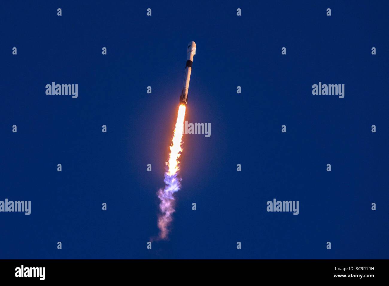 18. Januar 2023, Cape Canaveral, FL, Vereinigte Staaten von Amerika: Am 18. Januar 2023 explodiert eine SpaceX Falcon 9-Rakete mit der GPS III SV-06 Nutzlast vom Lunch Pad 40 auf der Cape Canaveral Space Force Station in den frühen Morgenhimmel. Die unbemannte Rakete trägt das nächste globale Positionierungssystem. (Bild: © Joshua Conti/USSF/Planet Pix via ZUMA Press Wire) Stockfoto