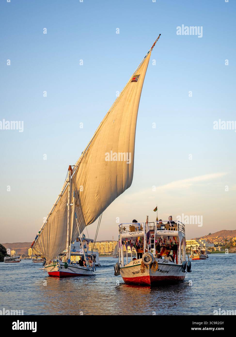 Felucca und Motorboot auf dem Nil in Assuan Stockfoto