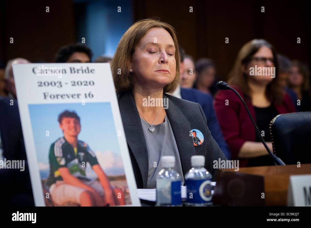 14. Februar 2023, Washington, District of Columbia, USA: Kristin Bride, Überlebende Elternteil und Social Media Reform Advocate, sitzt neben einem Foto ihres 16-jährigen Sohnes Carson Bride, als sie vor einem Senatsausschuss für die Gerichtsverhandlung erscheint, um den Schutz unserer Kinder online zu untersuchen, im Hart Senate Office Building in Washington, DC, Dienstag, den 14. Februar 2023. Nachdem Carson Cybermobbing erlitt, nahm er sich am 23. Juni 2020 das Leben (Foto: © Rod Lamkey/CNP via ZUMA Press Wire) Stockfoto