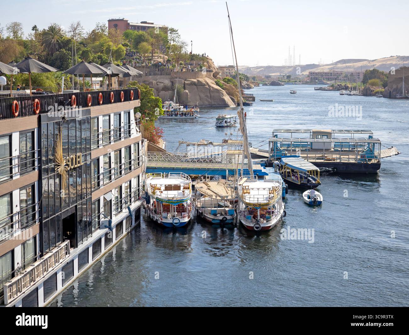Flusskreuzer und andere Boote, die in Assuan vor Anker liegen Stockfoto