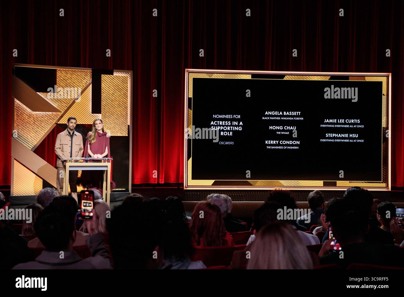 24. Januar 2023, Beverly Hills, Kalifornien, USA: Riz Ahmed und Allison Williams moderieren die Bekanntgabe der Nominierten für die 95. Annual Academy Awards, die am Dienstag, den 24. Januar 2023, verliehen wurden. (Bild: © Al Seib/AMPAS/ZUMA Wire) Stockfoto