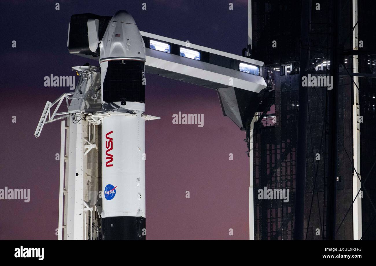25. Februar 2023, Cape Canaveral, FL, Vereinigte Staaten von Amerika: Cape Canaveral, Vereinigte Staaten von Amerika. 25. Februar 2023. Das letzte Licht des Tages zeigt die SpaceX Falcon 9-Rakete mit der Crew Dragon-Raumsonde, die am 25. Februar 2023 in Cape Canaveral, Florida, für den Start auf dem Launch Pad 39A im Kennedy Space Center vorbereitet ist. Die sechste SpaceX-Besatzungsmission zur Internationalen Raumstation führt die Astronauten Andrey Fedyaev aus Roscosmos, Woody Hoburg, Stephen Bowen von der NASA und Sultan Alneyadi aus den Vereinigten Arabischen Emiraten. (Kreditbild: © Joel Kowsky/Nasa/ Stockfoto