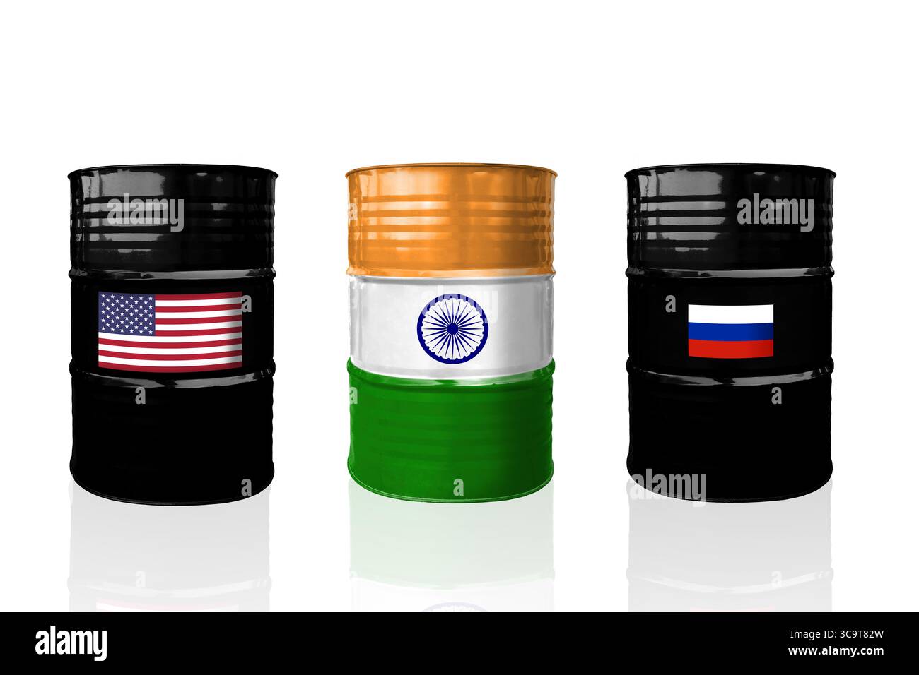 Rohölfässer mit US-, Indien- und Russland-Flaggen. Russische ural Rohöl. Sanktionen und Embargo für Russland Stockfoto