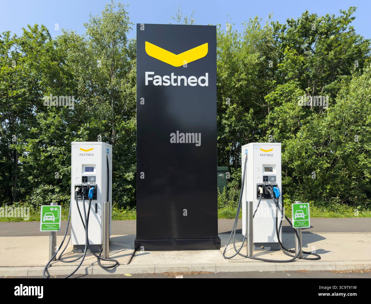 GATESHEAD, TYNE AND WEAR, ENGLAND – 11. JUNI 2025: Blick auf eine EV-Ladestation an einer ausgewiesenen Elektrofahrzeug-Ladestation in England - Smartphone-aufgenommenes Stockfoto