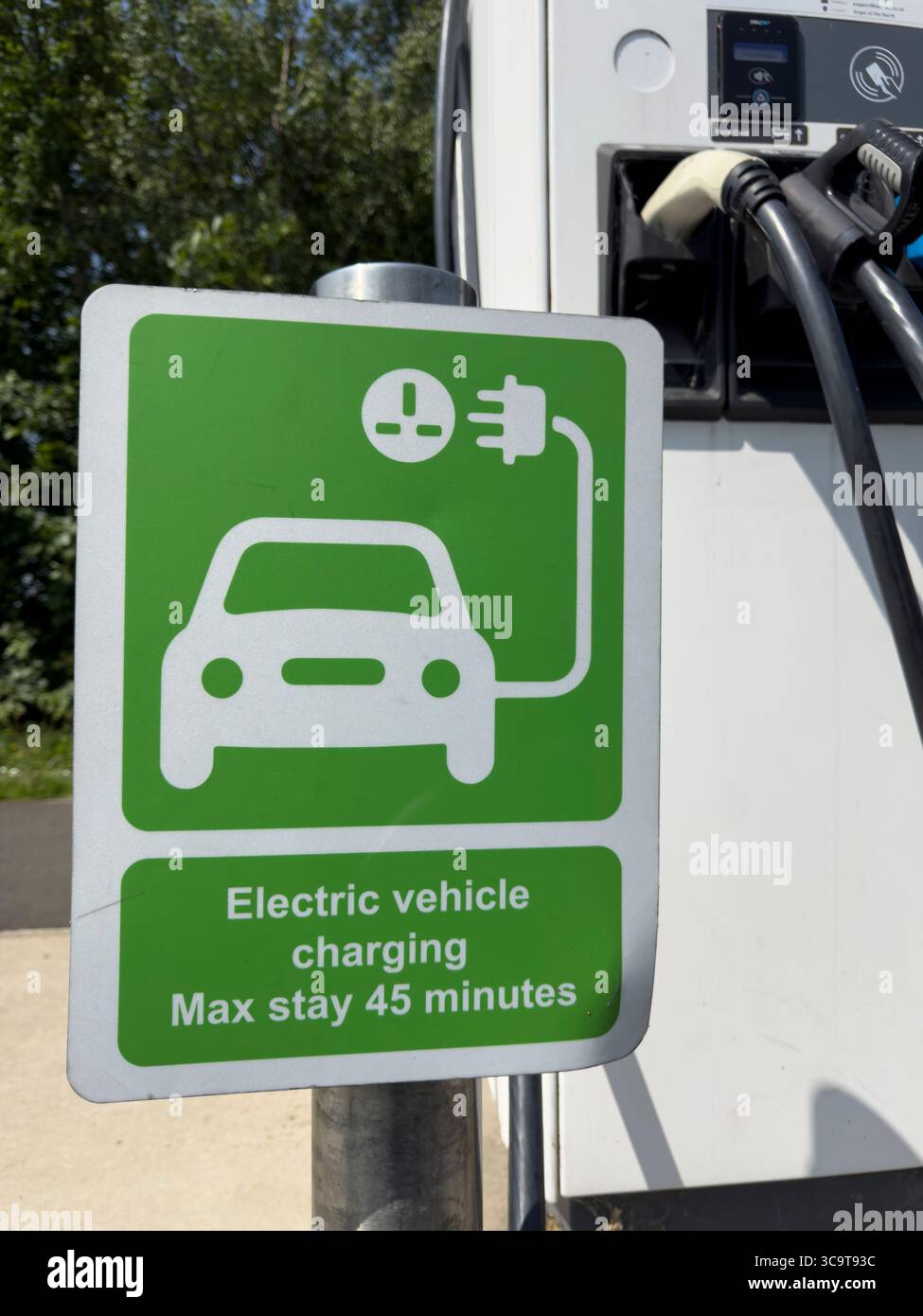 GATESHEAD, TYNE AND WEAR, ENGLAND - 11. JUNI 2025: Blick auf ein Schild für die Ladebucht eines Elektrofahrzeugs, England - Smartphone-aufgenommenes Stockfoto
