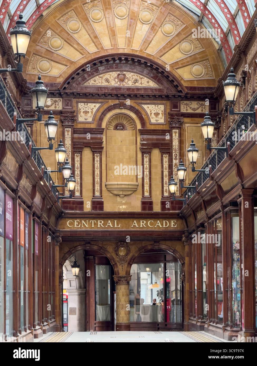 NEWCASTLE, TYNE AND WEAR, ENGLAND - 11. JUNI 2025: Central Arcade in Newcastle, Tyne and Wear, England. Einkaufspassage aus dem 20. Jahrhundert Stockfoto