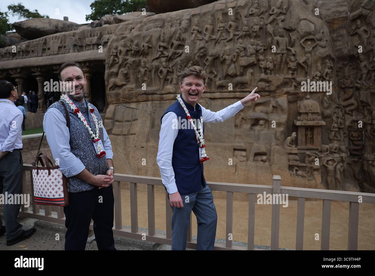 1. Februar 2023, New Delhi, Tamil Nadu, Indien: Die erste Phase des G20-Gipfels 2023, der am 1. Februar 2023 in Chennai, Indien, stattfand. â œThe Rolle der digitalen Technologien in Educationâ€.nach dem Gipfel wurden die Delikatessen nach Mamallapuram gebracht - um das Wunder der worldâ zu besuchen fünf Tempel fünf Rathas, Butterball und Landtempel. Es ist bekannt für seine Tempel und Denkmäler, die von der Pallava-Dynastie im 7. Und 8. Jahrhundert erbaut wurden. Der Ufertempel umfasst 3 reich verzierte Granitschreine. Krishnaâ Butterball ist ein massiver Felsblock, der auf einem kleinen Hügel in der Nähe des Ganesha Ratha Steintempels ausgeglichen ist Stockfoto