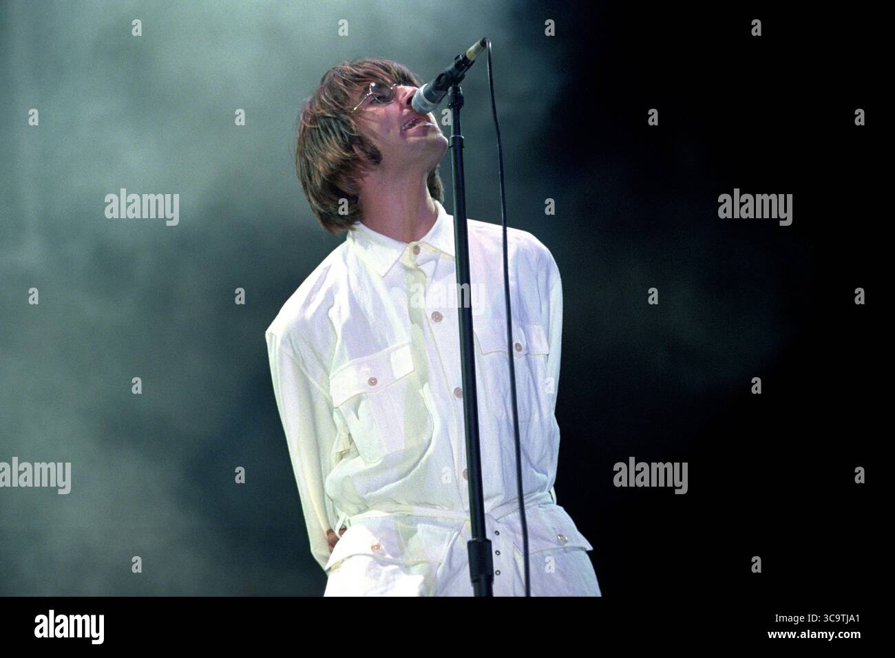 EMBARGOED BIS 0001 DONNERSTAG, 7. AUGUST Dateifoto vom 10. Oktober 08/96 von Liam Gallagher, aus Oasis, beim Konzert in Knebworth in Hertfordshire. Oasis war die „erschütterndste“ Performance im Murrayfield Stadium in Edinburgh, als sie 2009 zuletzt dort spielten, laut einer Analyse seismischer Daten. Ausgabedatum: Donnerstag, 7. August 2025. Stockfoto