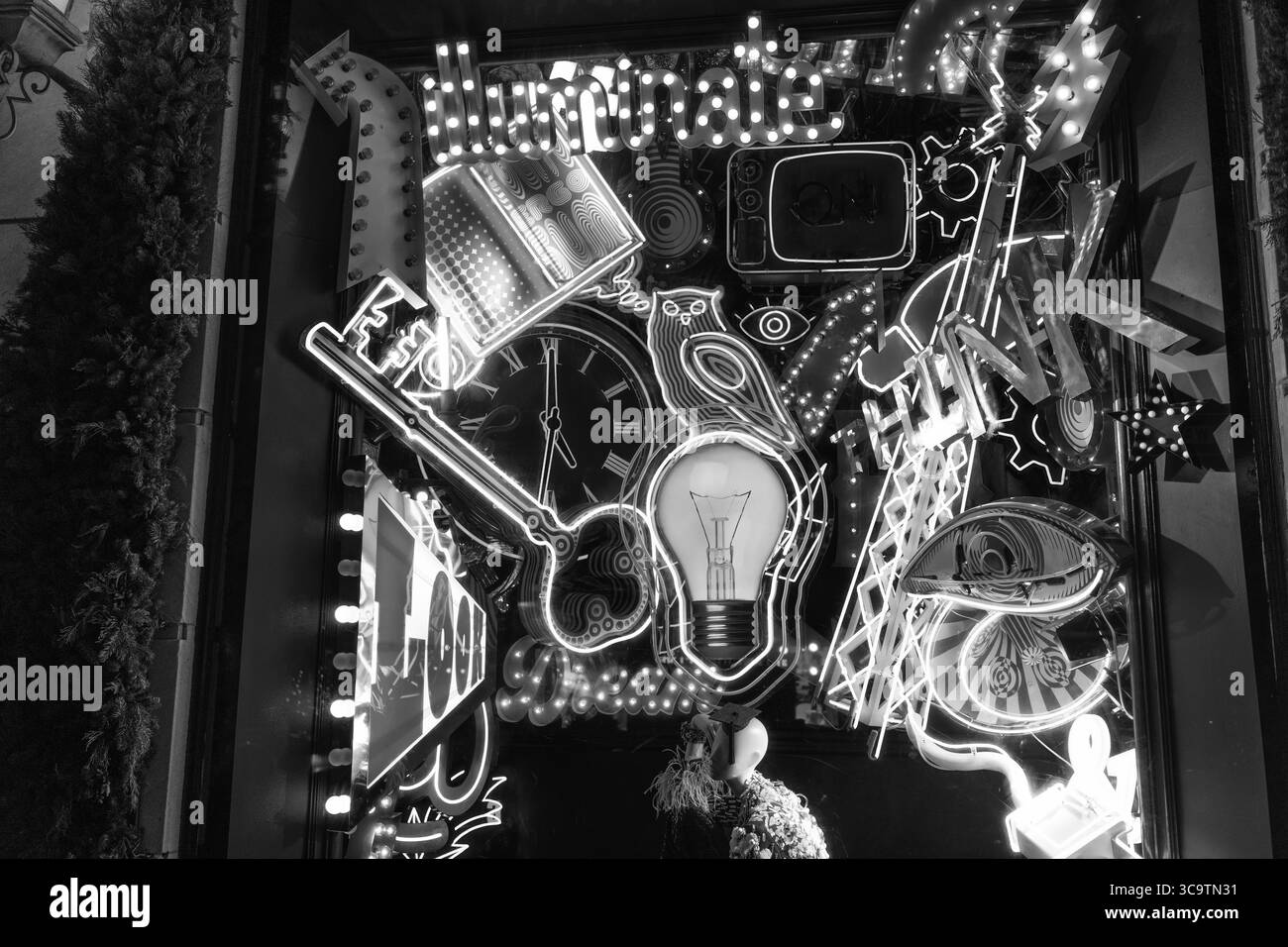 New York City, USA - 24. Dezember 2023: Neondekoration des Lichtzeichens in Bergdorf Goodman. Bergdorf Goodman Luxus Mall Weihnachtsdekoration. Weihnachten Stockfoto