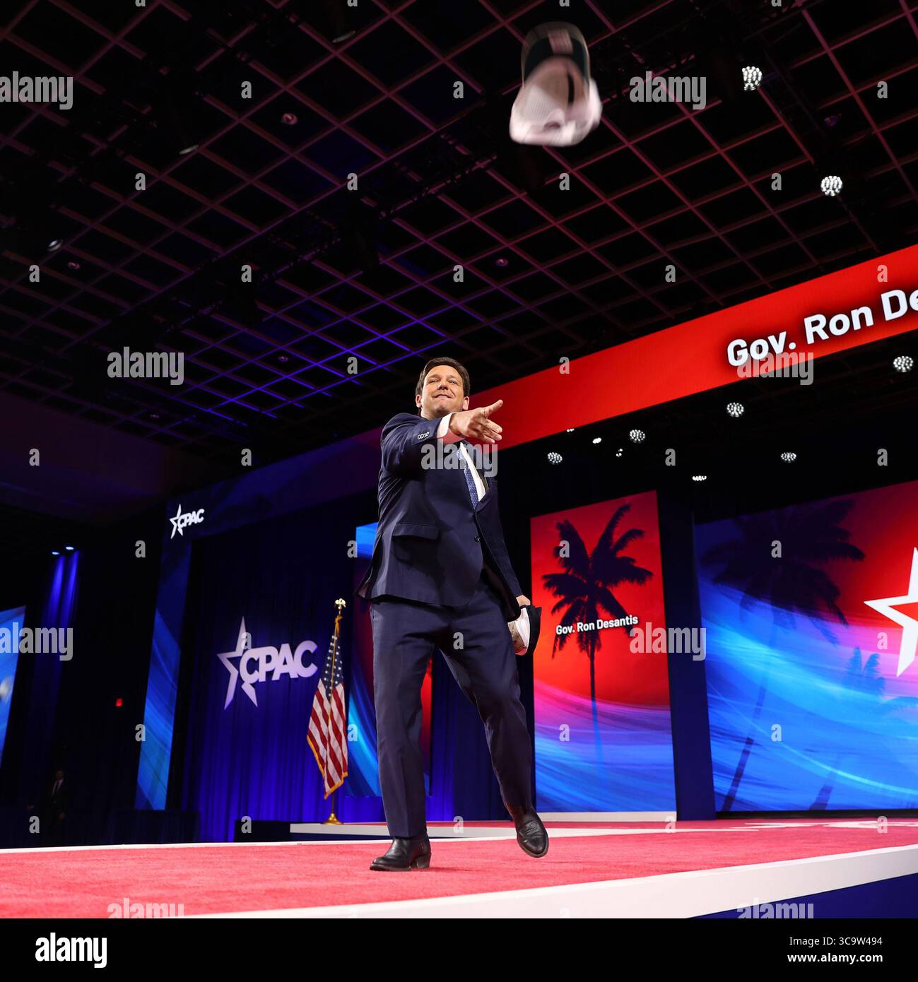 18. November 2022: Florida-Gouverneur Ron DeSantis wirft Hüte auf die Menge, als er am 24. Februar 2022 im Rosen Shingle Creek and Westgate Resort in Orlando, Florida, auf das Podium aufbricht. (Foto: © Tomas Diniz Santos/Orlando Sentinel Via ZUMA Press Wire) Stockfoto