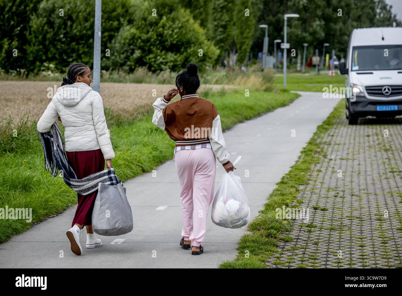 TER APEL - Asylsuchende Flüchtlinge im Antragszentrum in Ter Apel. Die meisten Asylbewerber in den Niederlanden gehen zuerst nach Ter Apel. Dort berichten sie beim Einwanderungs- und Einbürgerungsdienst (IND). Dieses Applikationszentrum befindet sich neben der COA-Empfangseinrichtung. Nach ihrer Registrierung werden Asylbewerber in den zentralen Aufnahmestellen des COA untergebracht. ANP / Hollandse Hoogte / Robin Utrecht niederlande aus - belgien aus Stockfoto