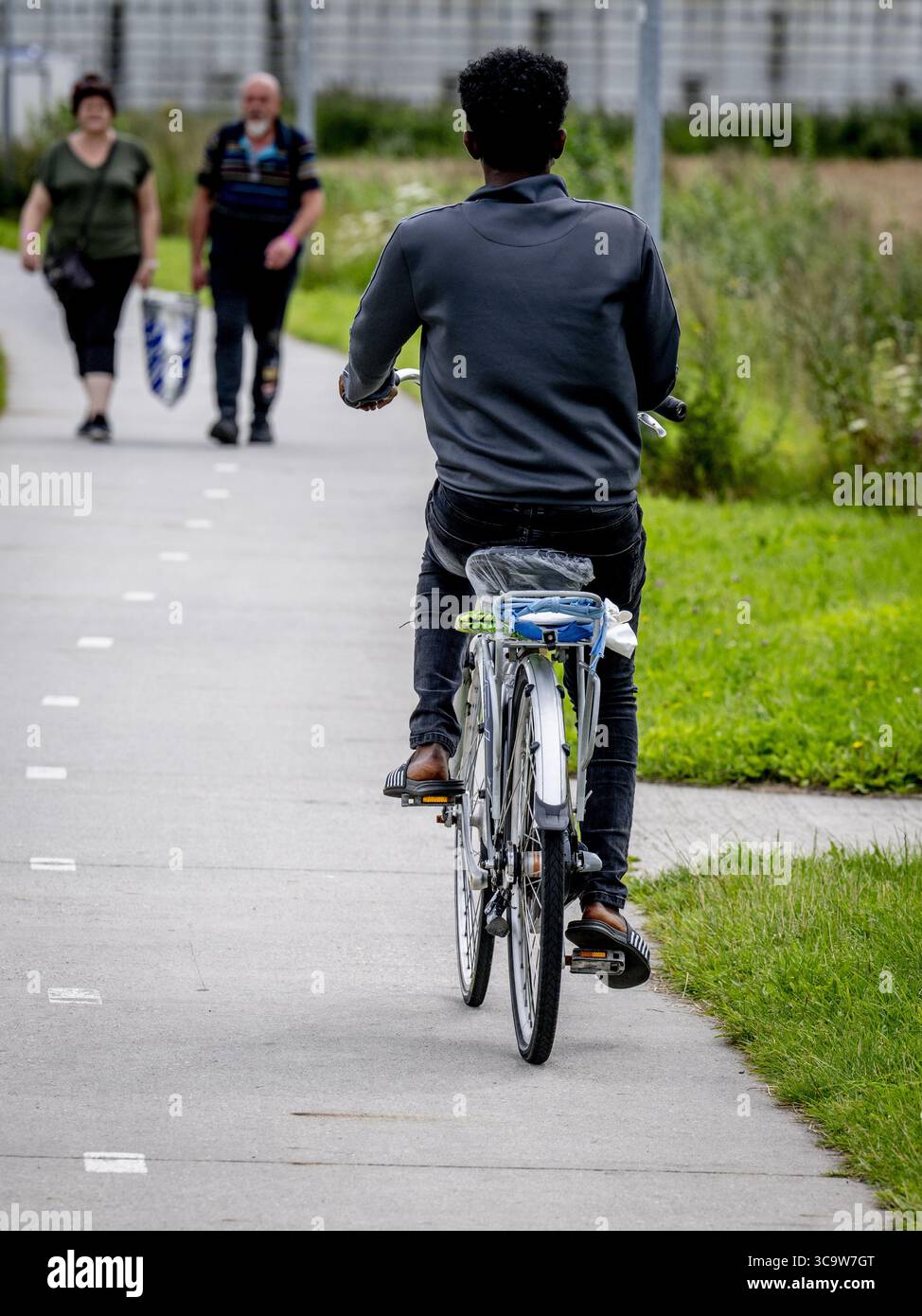 TER APEL - Asylsuchende Flüchtlinge im Antragszentrum in Ter Apel. Die meisten Asylbewerber in den Niederlanden gehen zuerst nach Ter Apel. Dort berichten sie beim Einwanderungs- und Einbürgerungsdienst (IND). Dieses Applikationszentrum befindet sich neben der COA-Empfangseinrichtung. Nach ihrer Registrierung werden Asylbewerber in den zentralen Aufnahmestellen des COA untergebracht. ANP / Hollandse Hoogte / Robin Utrecht niederlande aus - belgien aus Stockfoto