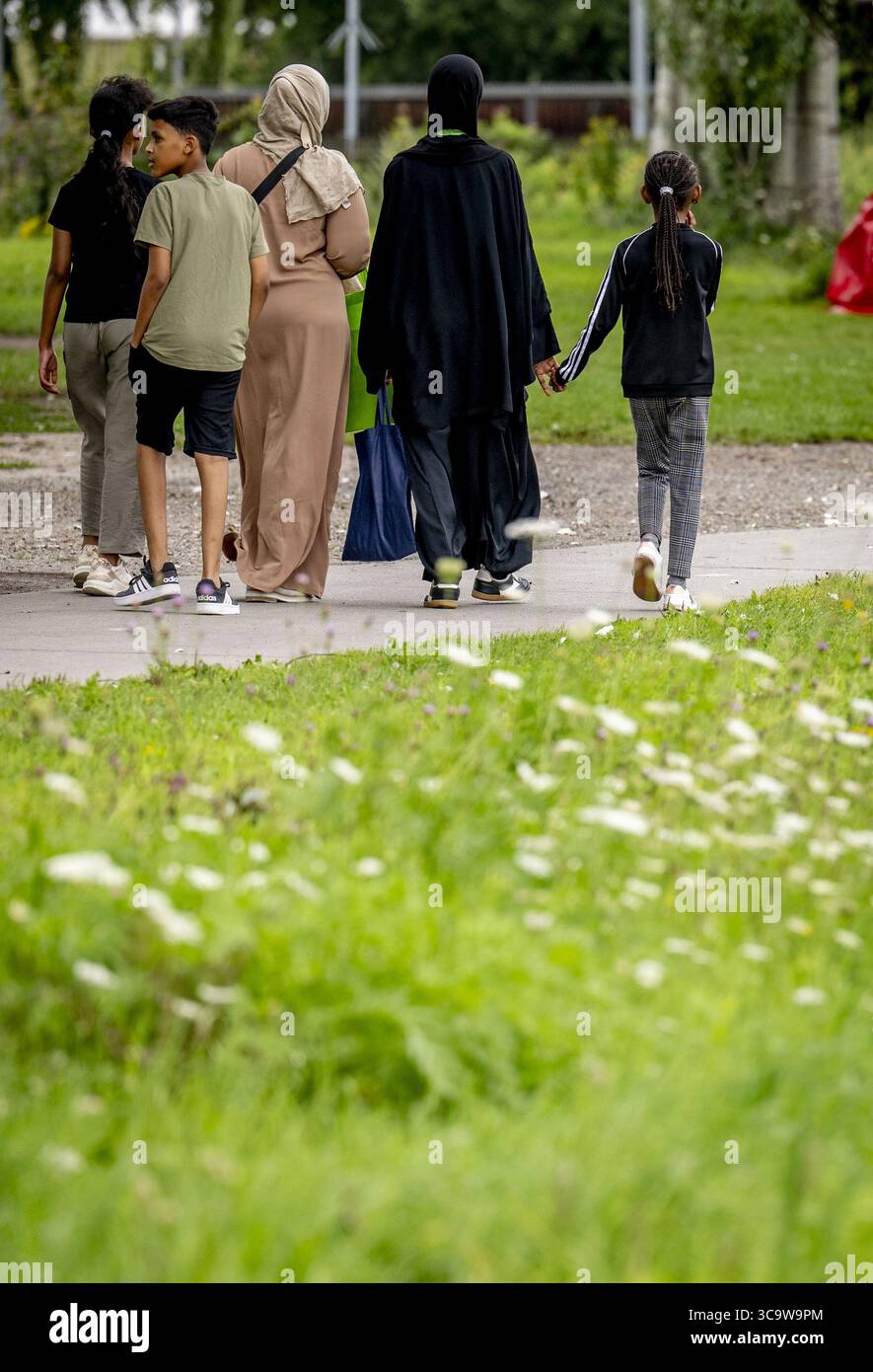 TER APEL - Asylsuchende Flüchtlinge im Antragszentrum in Ter Apel. Die meisten Asylbewerber in den Niederlanden gehen zuerst nach Ter Apel. Dort berichten sie beim Einwanderungs- und Einbürgerungsdienst (IND). Dieses Applikationszentrum befindet sich neben der COA-Empfangseinrichtung. Nach ihrer Registrierung werden Asylbewerber in den zentralen Aufnahmestellen des COA untergebracht. ANP / Hollandse Hoogte / Robin Utrecht niederlande aus - belgien aus Stockfoto