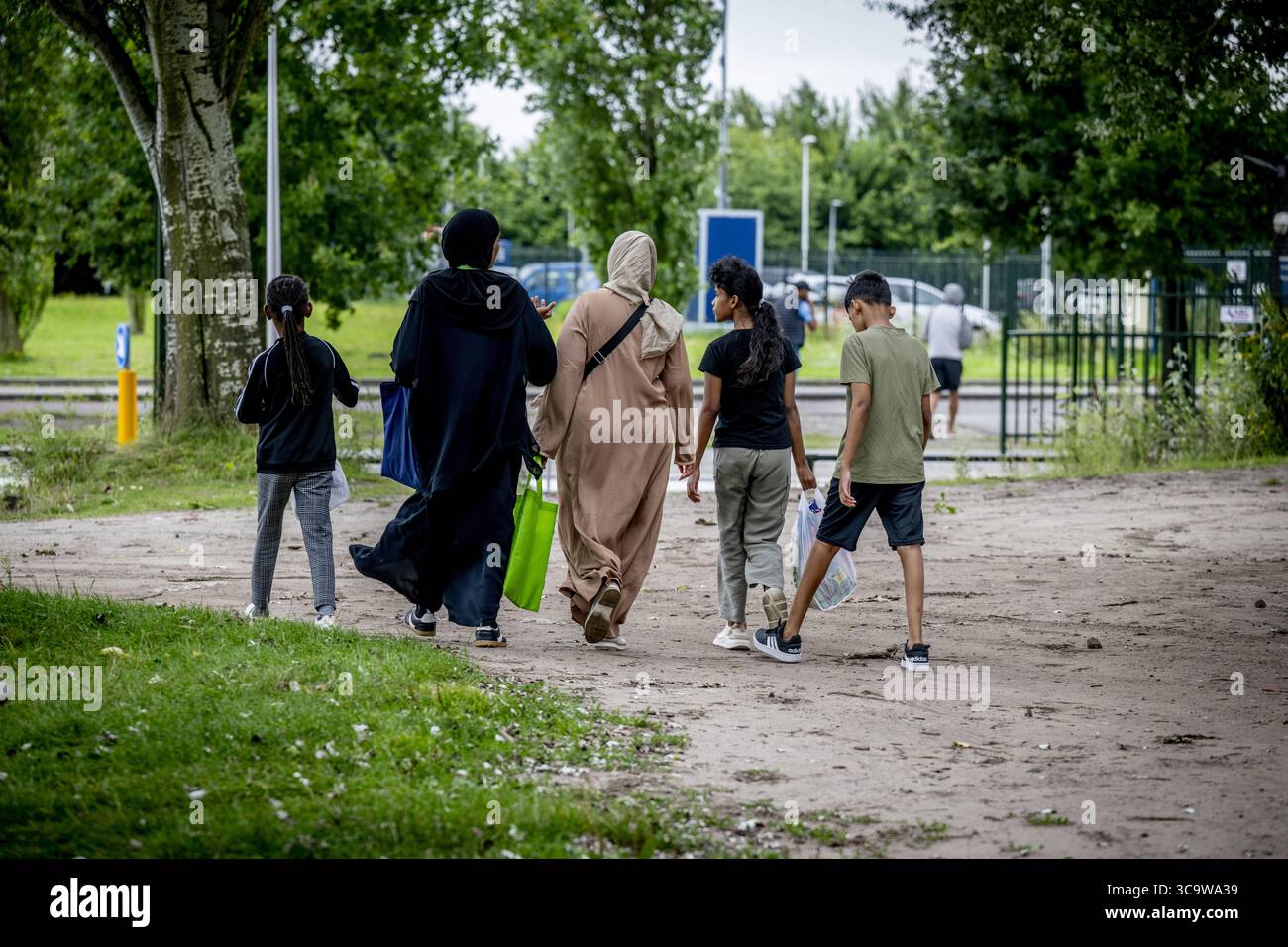 TER APEL - Asylsuchende Flüchtlinge im Antragszentrum in Ter Apel. Die meisten Asylbewerber in den Niederlanden gehen zuerst nach Ter Apel. Dort berichten sie beim Einwanderungs- und Einbürgerungsdienst (IND). Dieses Applikationszentrum befindet sich neben der COA-Empfangseinrichtung. Nach ihrer Registrierung werden Asylbewerber in den zentralen Aufnahmestellen des COA untergebracht. ANP / Hollandse Hoogte / Robin Utrecht niederlande aus - belgien aus Stockfoto