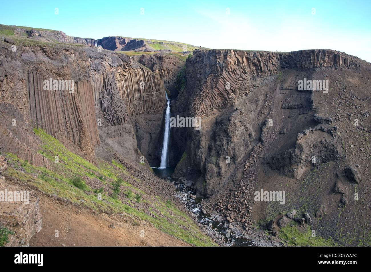 Malerischer Wasserfall, der über Basaltfelsen in Ost-Island fällt Stockfoto