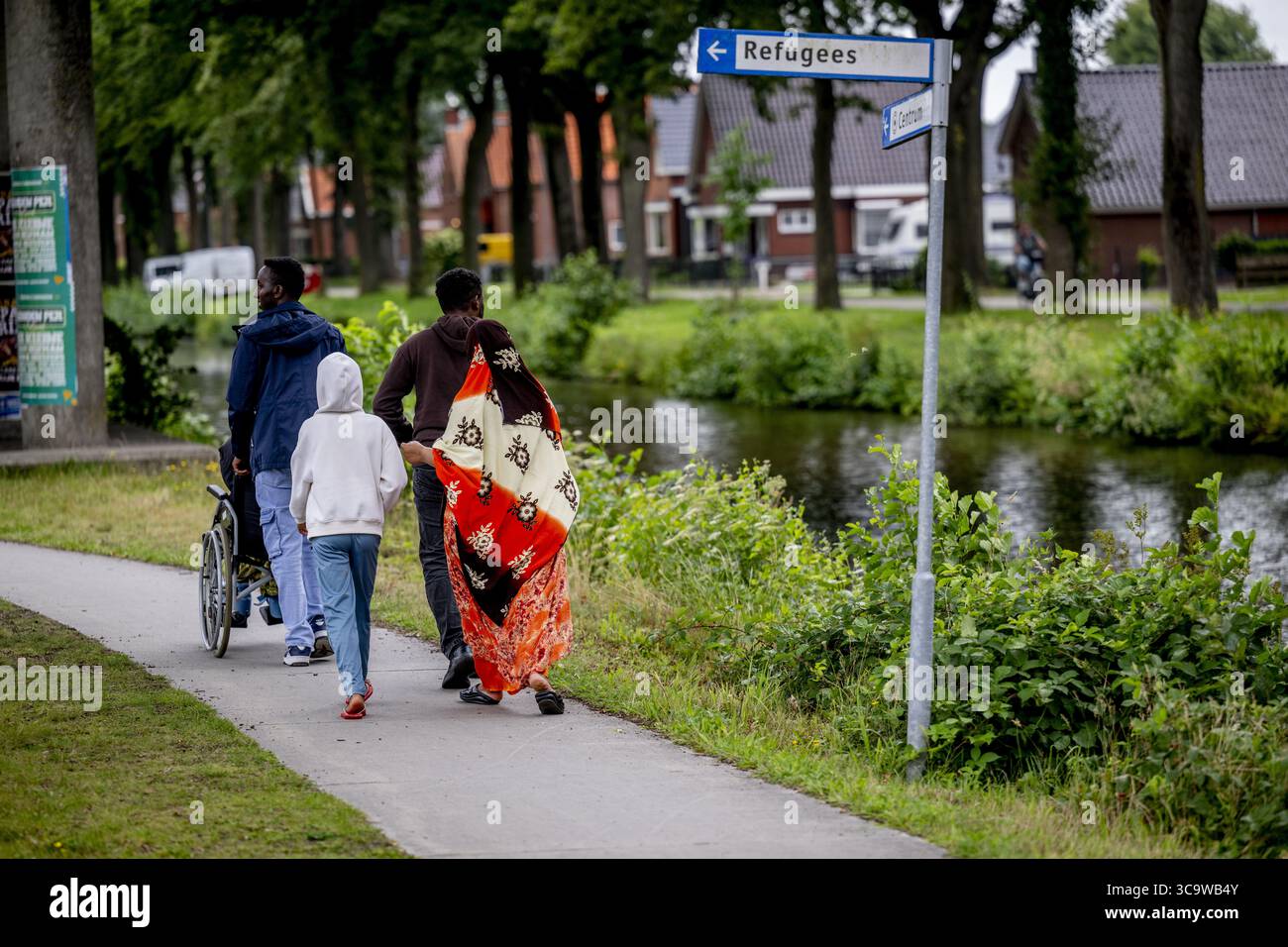 TER APEL - Asylsuchende Flüchtlinge im Antragszentrum in Ter Apel. Die meisten Asylbewerber in den Niederlanden gehen zuerst nach Ter Apel. Dort berichten sie beim Einwanderungs- und Einbürgerungsdienst (IND). Dieses Applikationszentrum befindet sich neben der COA-Empfangseinrichtung. Nach ihrer Registrierung werden Asylbewerber in den zentralen Aufnahmestellen des COA untergebracht. ANP / Hollandse Hoogte / Robin Utrecht niederlande aus - belgien aus Stockfoto