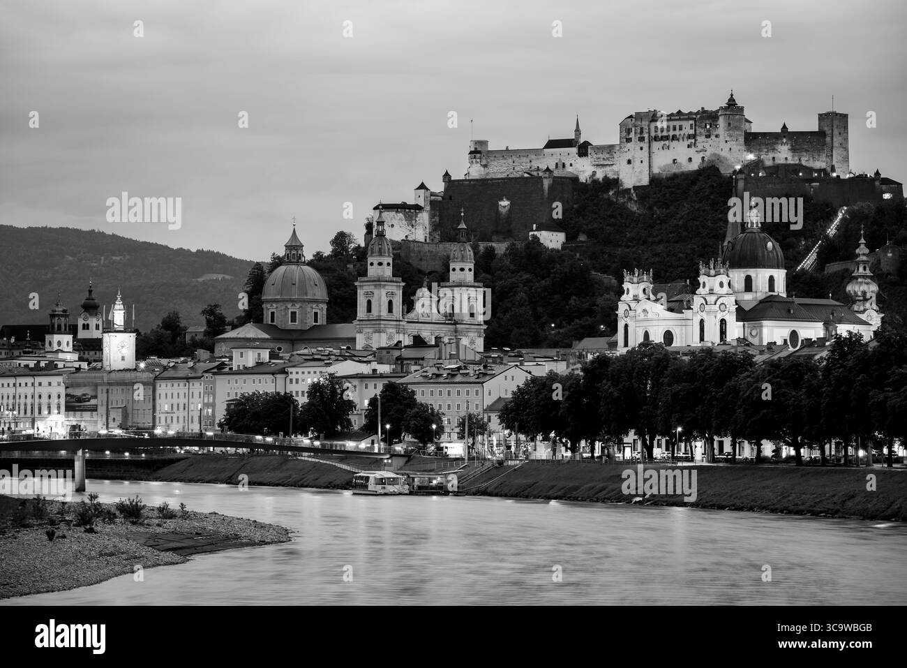 Salzach und Stadtbild Salzburgs, Geburtsort Mozarts und UNESCO-Weltkulturerbe, am 10. Juli 2025 in Salzburg, Österreich Stockfoto