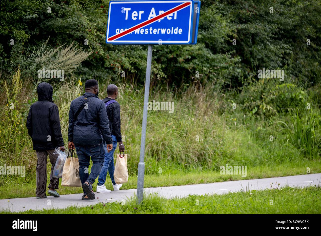 TER APEL - Asylsuchende Flüchtlinge im Antragszentrum in Ter Apel. Die meisten Asylbewerber in den Niederlanden gehen zuerst nach Ter Apel. Dort berichten sie beim Einwanderungs- und Einbürgerungsdienst (IND). Dieses Applikationszentrum befindet sich neben der COA-Empfangseinrichtung. Nach ihrer Registrierung werden Asylbewerber in den zentralen Aufnahmestellen des COA untergebracht. ANP / Hollandse Hoogte / Robin Utrecht niederlande aus - belgien aus Stockfoto