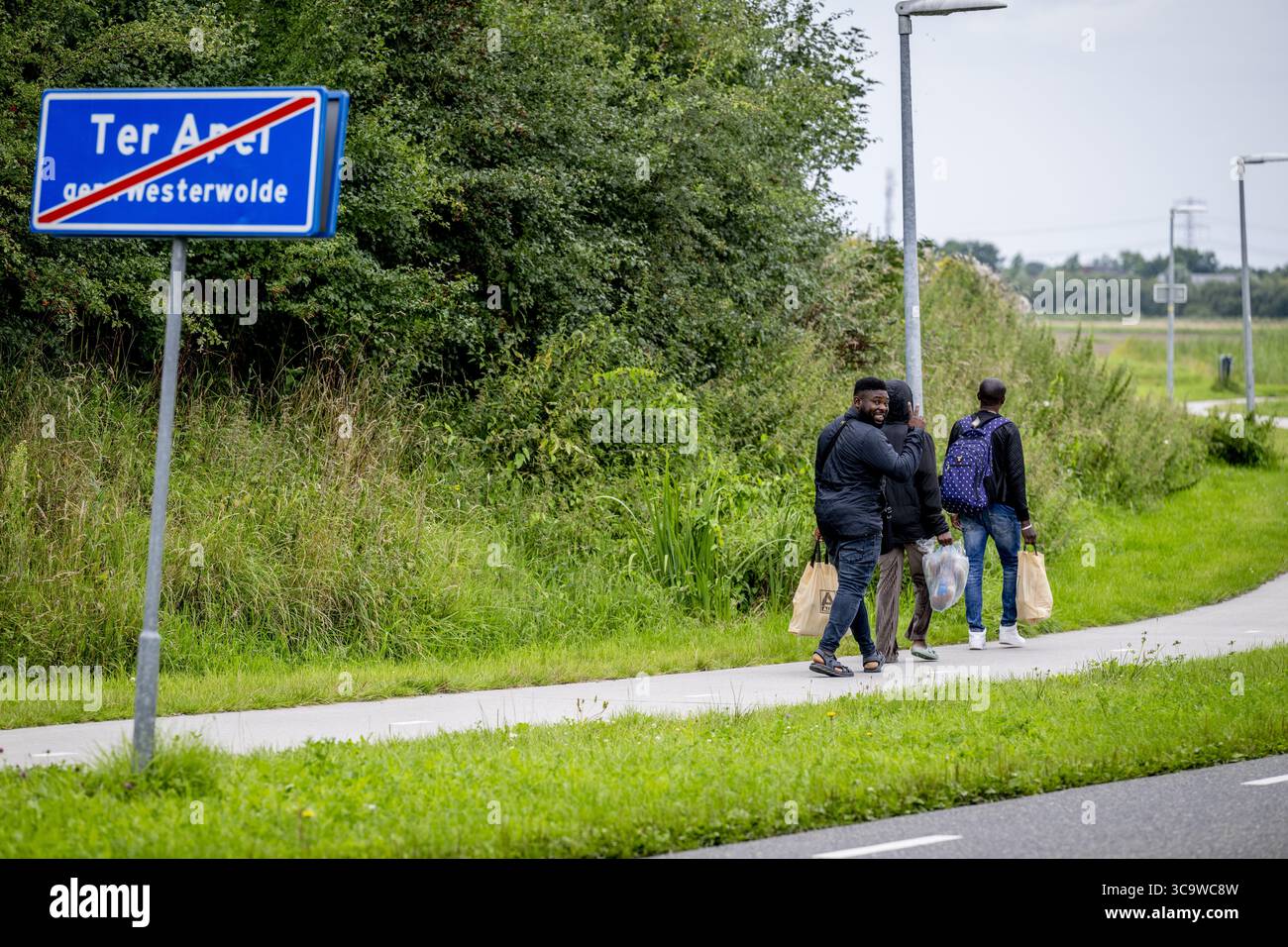 TER APEL - Asylsuchende Flüchtlinge im Antragszentrum in Ter Apel. Die meisten Asylbewerber in den Niederlanden gehen zuerst nach Ter Apel. Dort berichten sie beim Einwanderungs- und Einbürgerungsdienst (IND). Dieses Applikationszentrum befindet sich neben der COA-Empfangseinrichtung. Nach ihrer Registrierung werden Asylbewerber in den zentralen Aufnahmestellen des COA untergebracht. ANP / Hollandse Hoogte / Robin Utrecht niederlande aus - belgien aus Stockfoto
