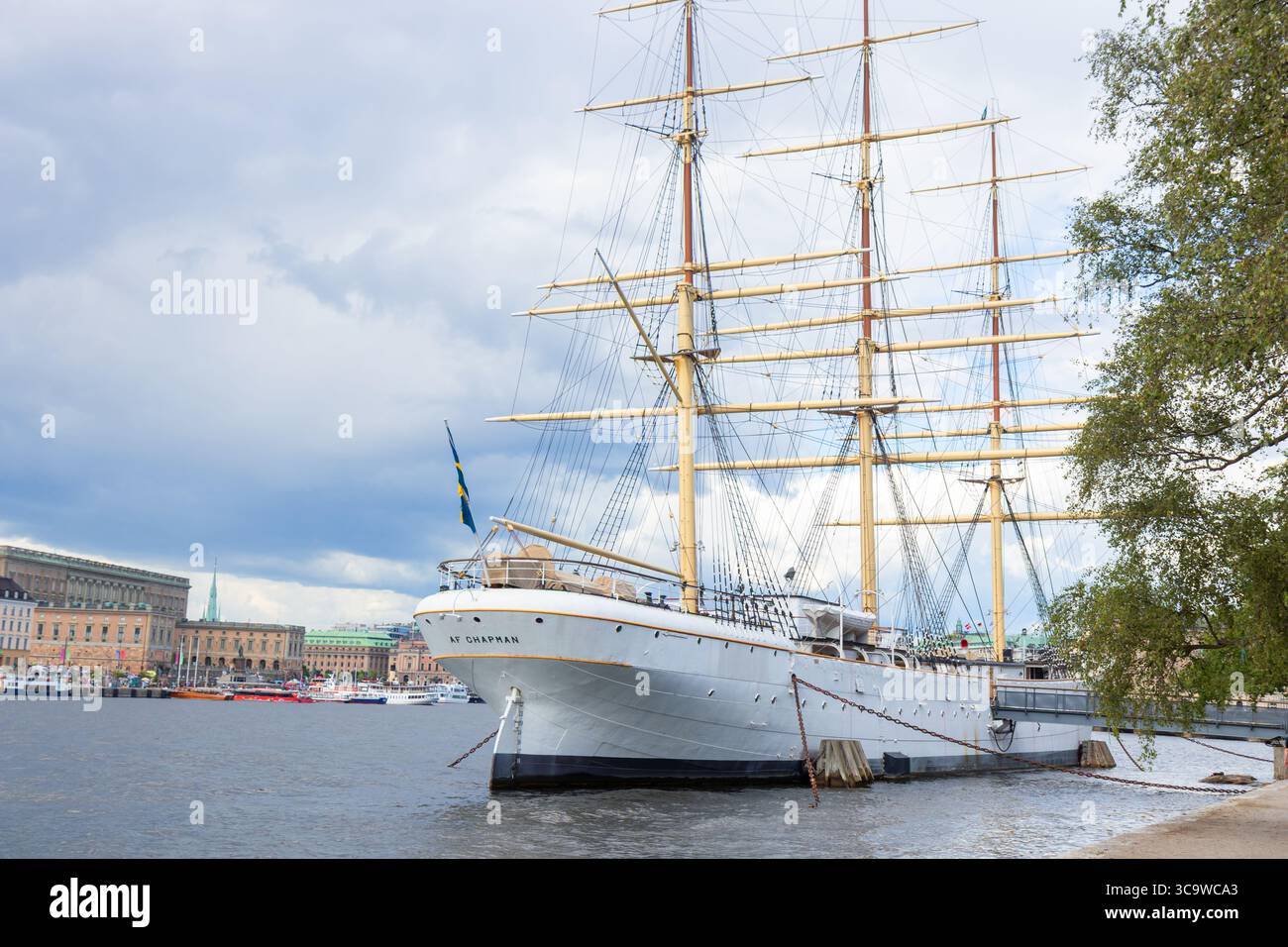 Stockholm, Schweden - 9. Juli 2025: Das Segelschiff Chapman, das dauerhaft auf der Insel Skeppsholmen vor Anker liegt, dient als einzigartige Jugendherberge und maritimes La Stockfoto