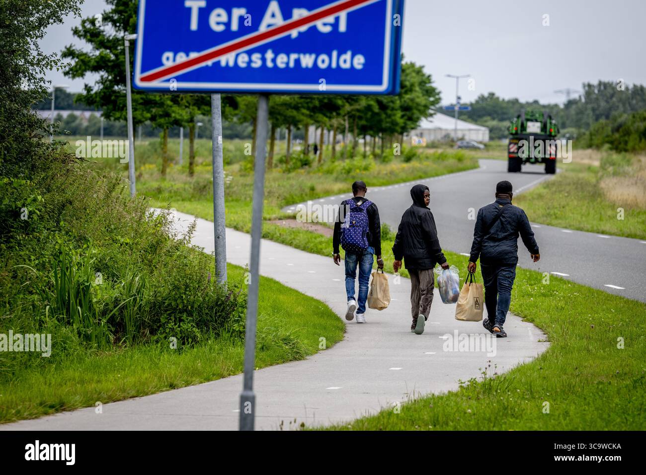 TER APEL - Asylsuchende Flüchtlinge im Antragszentrum in Ter Apel. Die meisten Asylbewerber in den Niederlanden gehen zuerst nach Ter Apel. Dort berichten sie beim Einwanderungs- und Einbürgerungsdienst (IND). Dieses Applikationszentrum befindet sich neben der COA-Empfangseinrichtung. Nach ihrer Registrierung werden Asylbewerber in den zentralen Aufnahmestellen des COA untergebracht. ANP / Hollandse Hoogte / Robin Utrecht niederlande aus - belgien aus Stockfoto