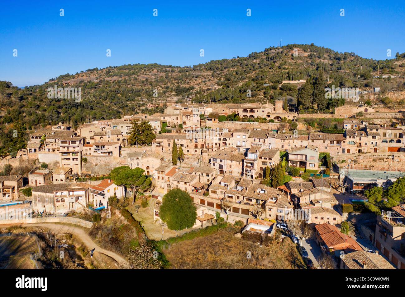 Februar 2022, Barcelona, Spanien: Luftaufnahme des mittelalterlichen Dorfes Mura in Sant LlorenÃ, Naturpark Bages, Provinz Barcelona Katalonien Spanien (Foto: © Sergi Reboredo/ZUMA Press Wire) Stockfoto