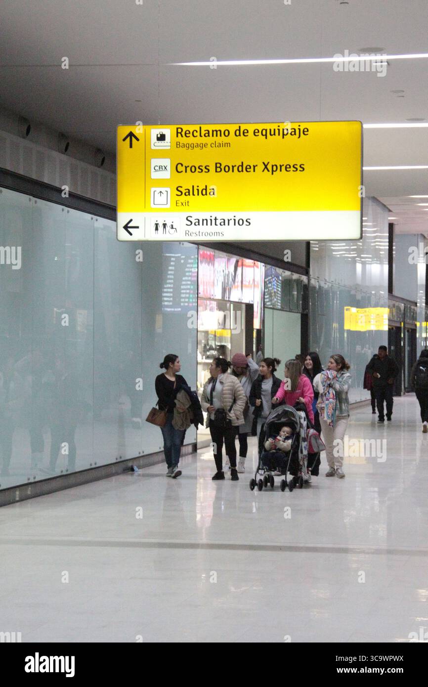 Tijuana, Baja California, Mexiko - 13. März 2025: Überqueren Sie die Xpress CBX, eine Fußgängerbrücke, die den internationalen Flughafen Tijuana verbindet Stockfoto