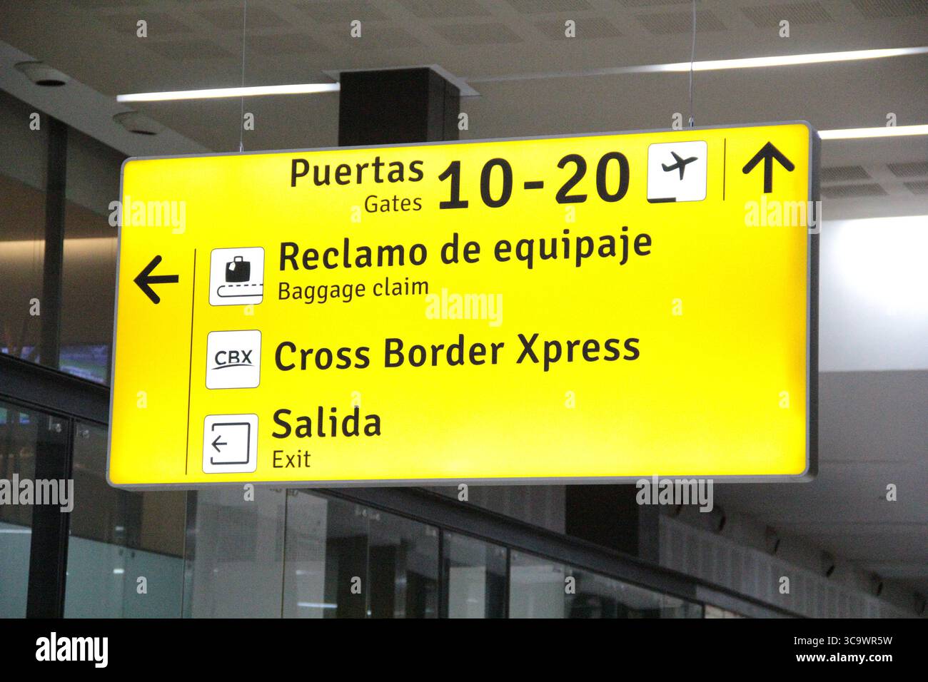 Tijuana, Baja California, Mexiko - 13. März 2025: Überqueren Sie die Xpress CBX, eine Fußgängerbrücke, die den internationalen Flughafen Tijuana verbindet Stockfoto