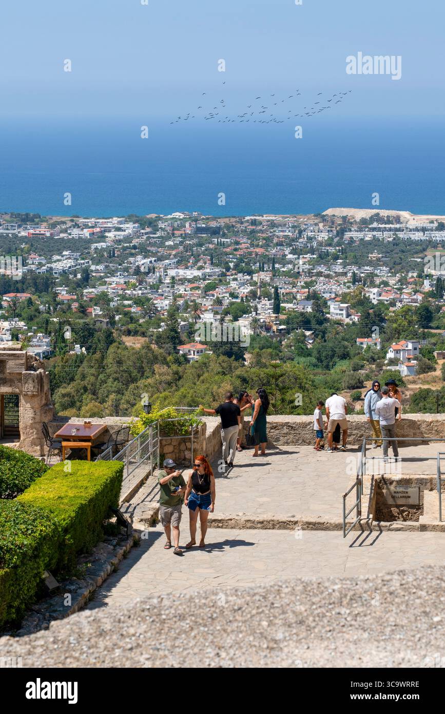 Kyrenia (Girne auf Türkisch), Nordzypern - 13. Juli 2025: Blick auf die Stadt Girne von der Abtei Bellapais in Nordzypern Stockfoto