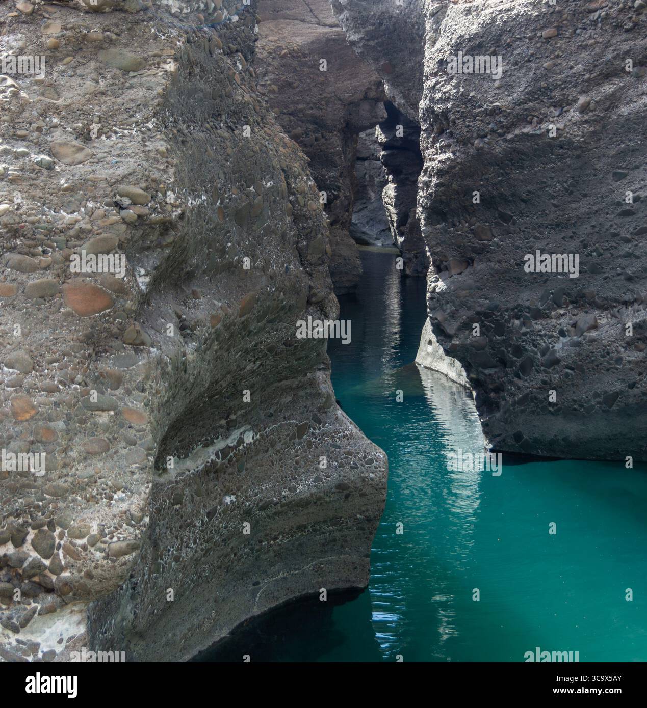 Enge Schlucht, Türkisfarbenes Wasser Fließt Stockfoto