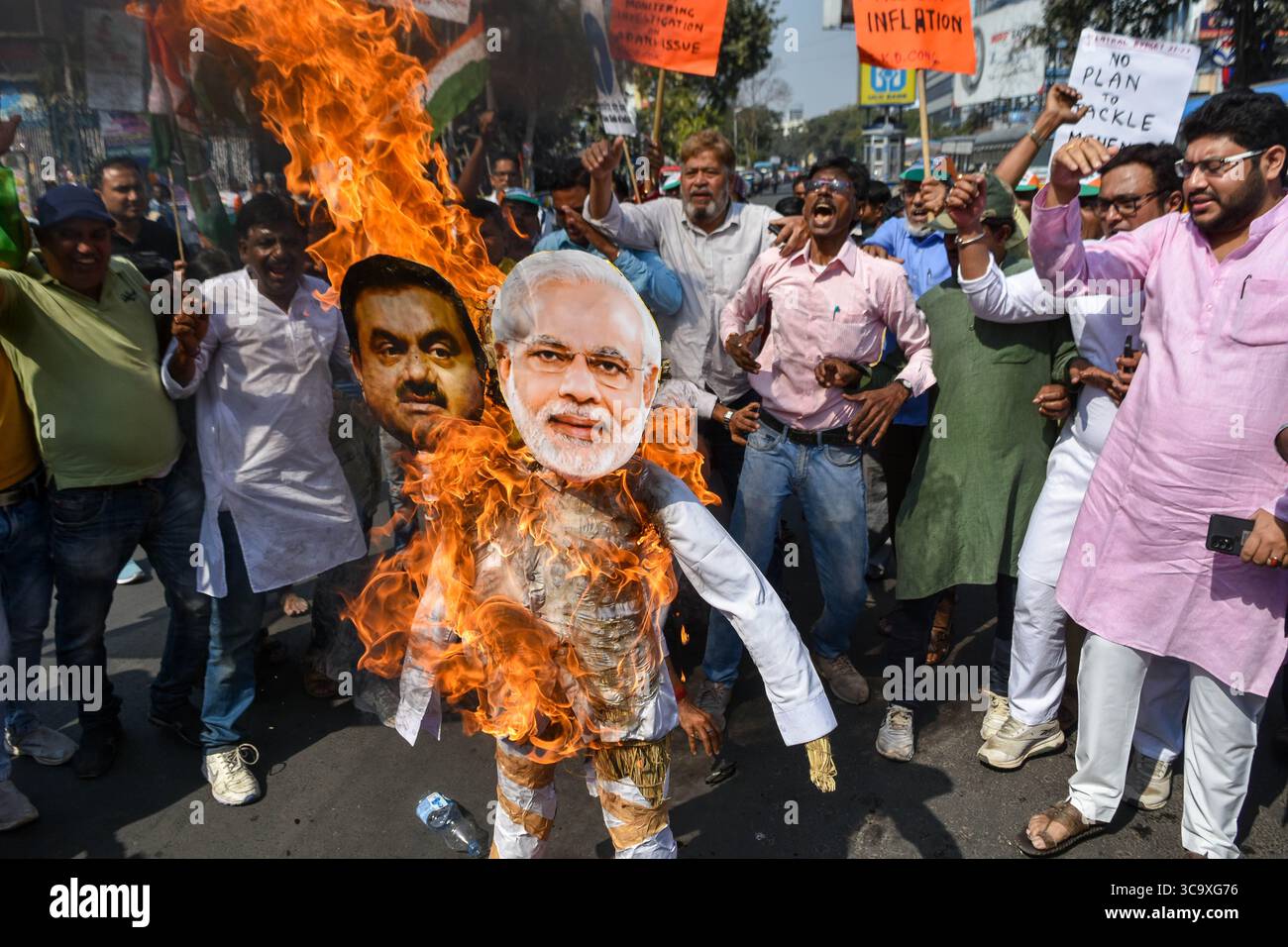 6. Februar 2023, Kolkata, Westbengalen, Indien: Die Einheit Süd-Kalkutta der All India Congress Party führte eine Protestkundgebung durch, die eine ordnungsgemäße Untersuchung der Adani Enterprises in Bezug auf die Behauptungen der US-amerikanischen Hindenburg Research Corporation forderte. Hindenburger Untersuchungen zufolge haben Adani-Unternehmen in den letzten drei Jahren ihre Aktien manipuliert und Buchhaltung durchgeführt, um ihr Nettovermögen um über 100 Milliarden zu erhöhen. (Bild: © Debarchan Chatterjee/ZUMA Press Wire) Stockfoto