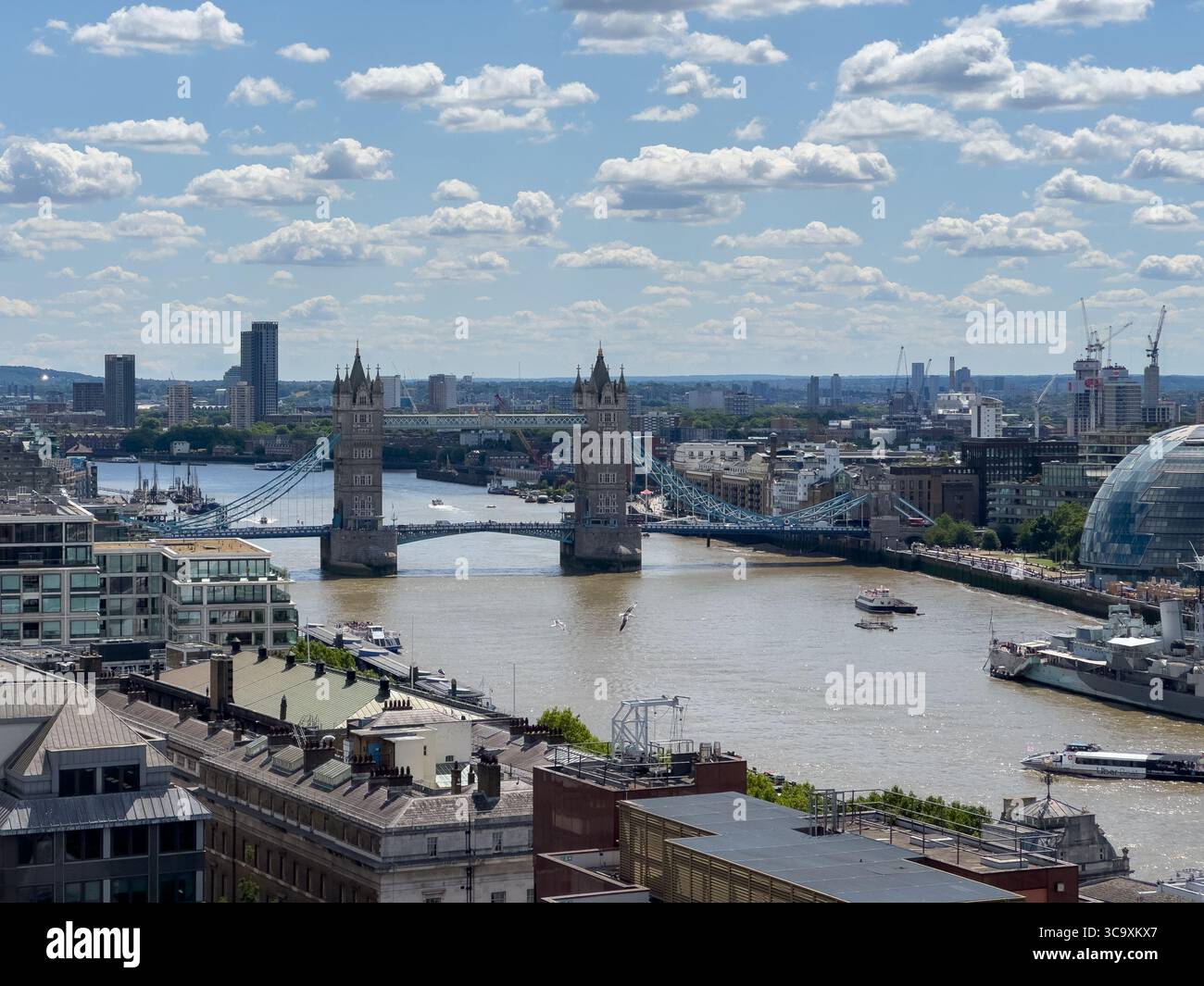 Blick auf die Stadt london mit Turmbrücke und themse mit Booten Stockfoto