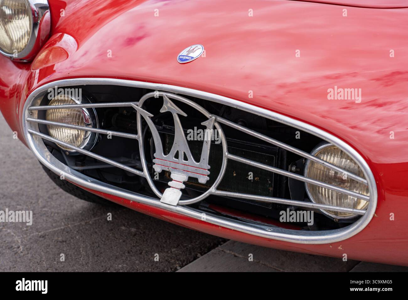 14. September 2022, Moab, Utah, Vereinigte Staaten: Maserati Trident Grill auf einem seltenen Maserati A6 GCS Rennwagen aus dem Jahr 1954 bei der Colorado Grand Road Rallye. (Kreditbild: © Jon G. Fuller / Vwpics/VW Pics via ZUMA Press Wire) Stockfoto