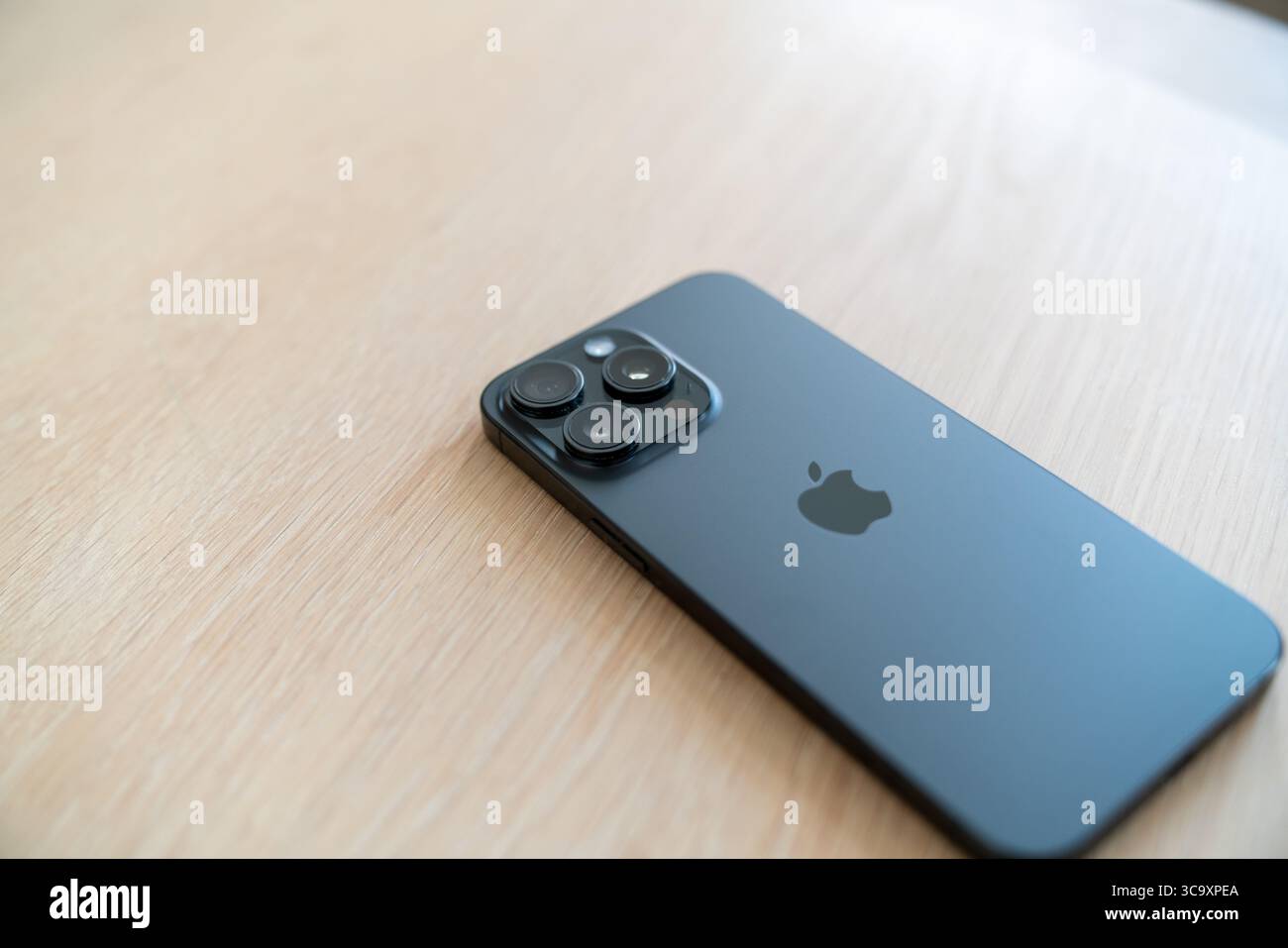 August 2025 Apple iPhone Pro Max mit der bedruckten Seite nach unten zeigt das Apple Logo und die drei Objektive Kameraanordnung auf der Rückseite des Mobiltelefons Stockfoto
