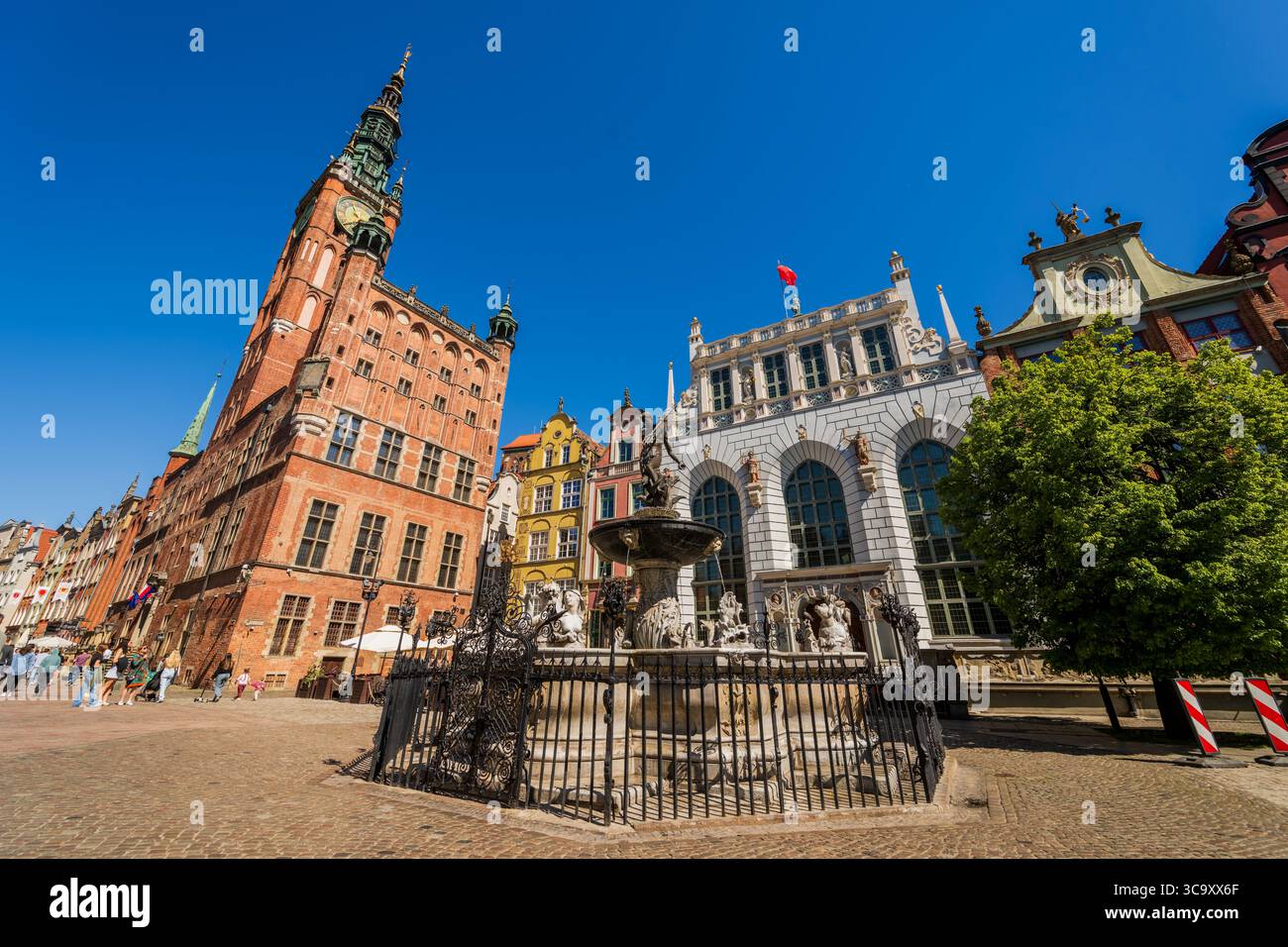 Danzig, Polen - 20. Mai 2025: Neptunbrunnen im Herzen der Stadt mit der berühmten Bronzestatue, eingerahmt von historischen Gebäuden und Grün Stockfoto