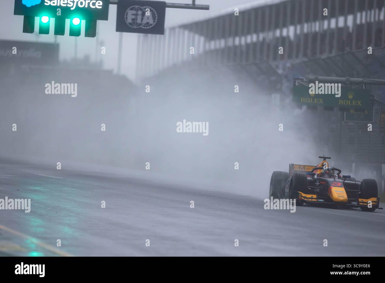 31. März 2023, Melbourne, Victoria, Australien: Zane Maloney aus Barbados fuhr den Rodin Carlin (3) während der F2-Qualifikation beim Formel-1-Grand-Prix von Australien. (Kreditbild: © George Hitchens/SOPA Images via ZUMA Press Wire) Stockfoto