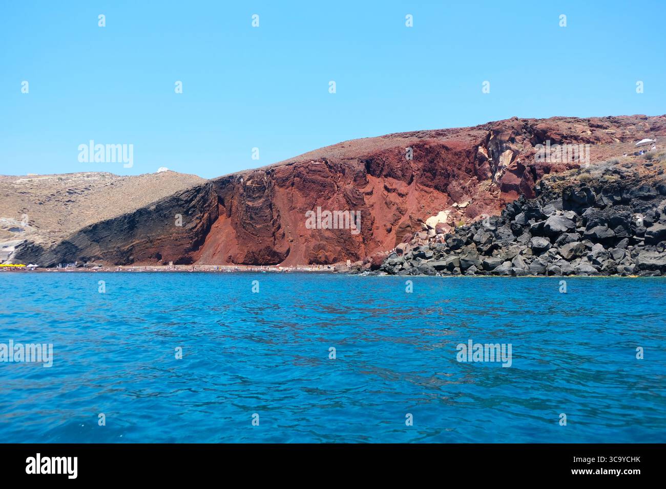 Panoramablick auf Red Beach, vulkanische Felsen am Meer, Santorini Caldera, Griechenland Stockfoto