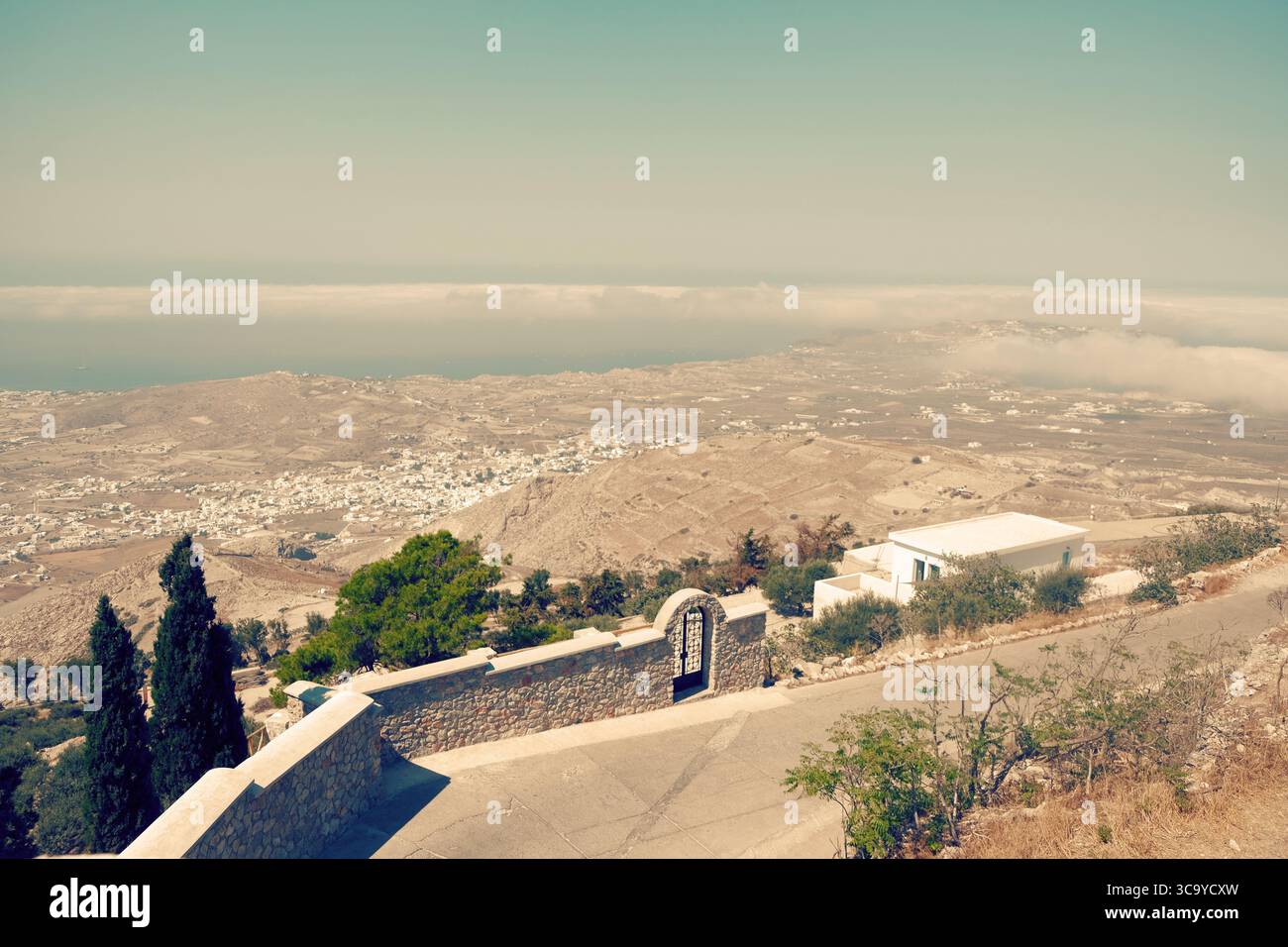 Panoramablick auf Pyrgos, Steinmauern und eisernes Tor, Berg Profitis, Santorin, GriechenlandSantorin, Griechenland Stockfoto