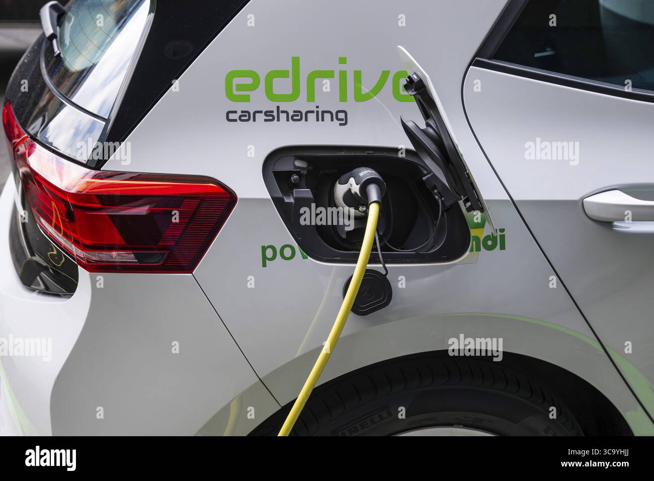 Laden von Elektroautos, Interlaken, Bern, Schweiz Stockfoto