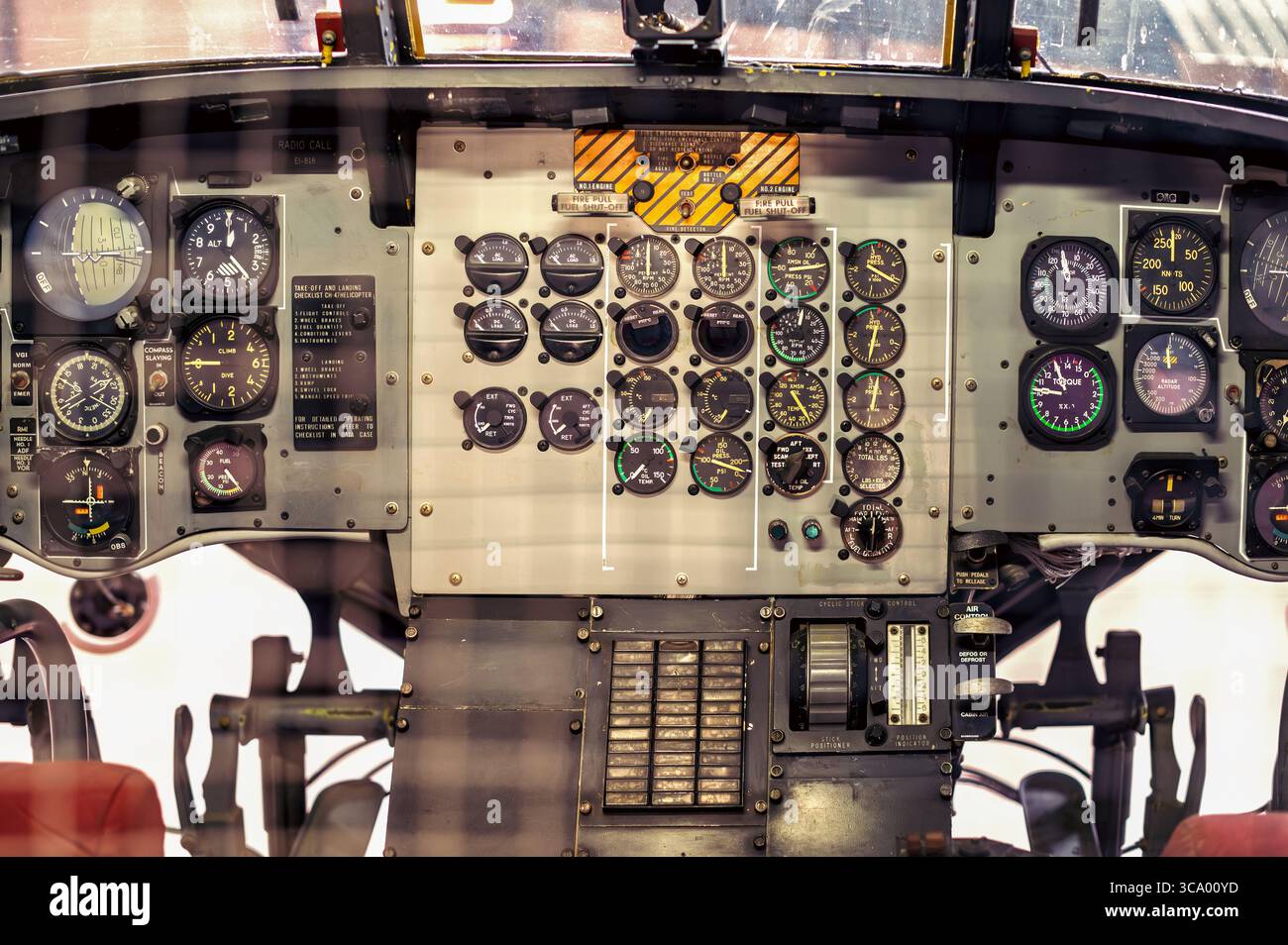 Nahaufnahme eines Cockpits eines Oldtimer-Hubschraubers, das die komplizierte Instrumentierung und Steuerung des Flugzeugs hervorhebt Stockfoto