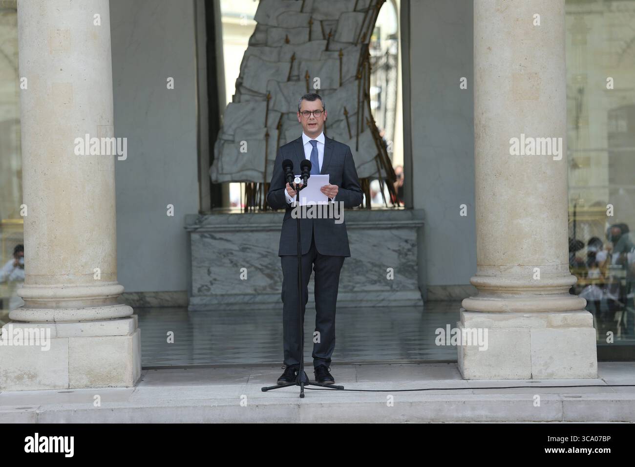 17. Mai 2017 - Paris, Frankreich PARIS - LE 17/05/2017 Annonce du Premier Gouvernement d'Emmanuel Macron par Alexis Kohler ........ Alexis Kohler, Generalsekretär des Elysee Präsidentiel Palace, gibt am 17. Mai 2017 in Paris, zwei Tage nach der Nominierung für den französischen Premierminister, die Zusammensetzung der französischen Regierung bekannt. (Bild: © Sadak Souici/ZUMA Press Wire) Stockfoto
