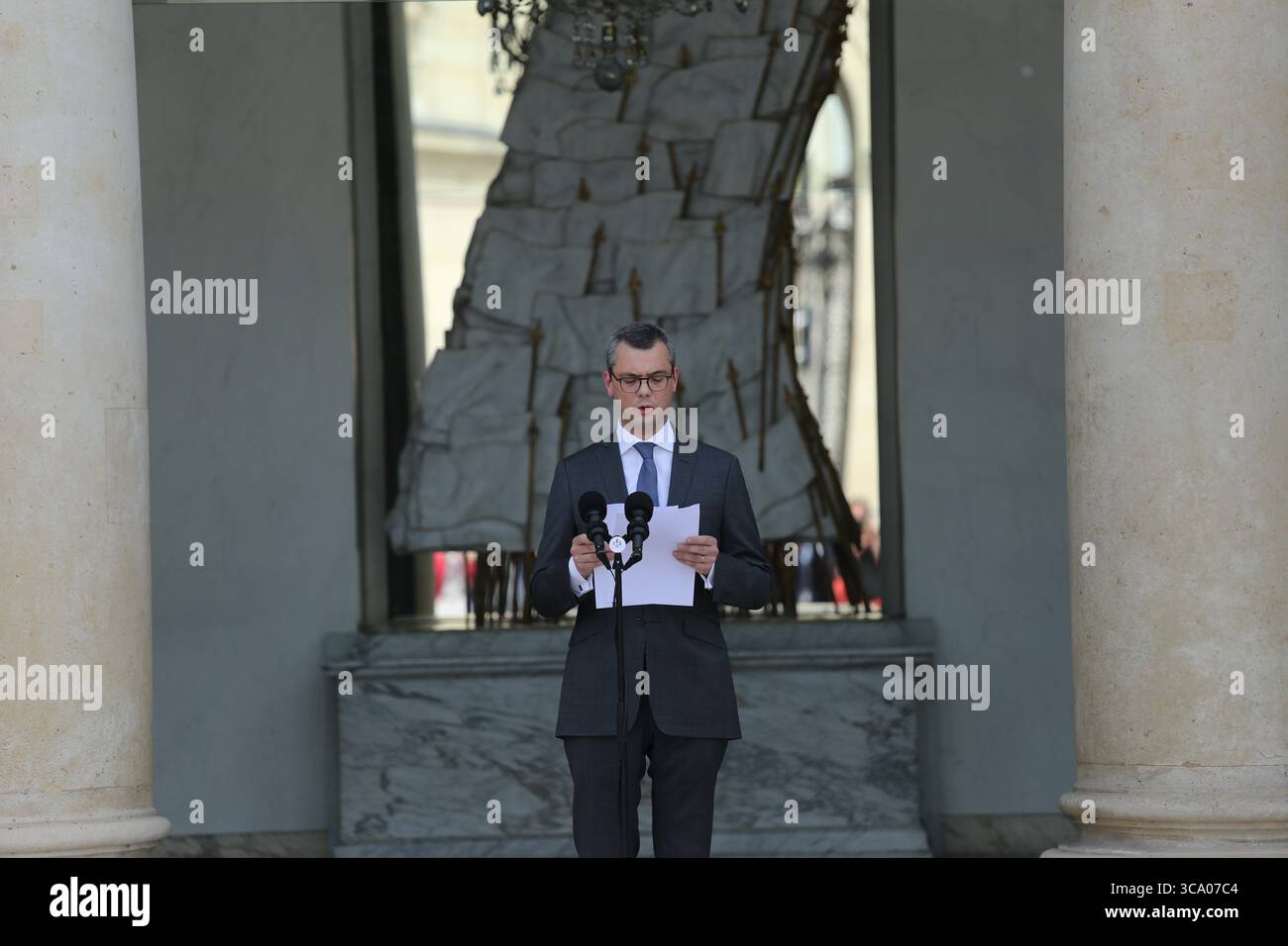 17. Mai 2017 - Paris, Frankreich PARIS - LE 17/05/2017 Annonce du Premier Gouvernement d'Emmanuel Macron par Alexis Kohler ........ Alexis Kohler, Generalsekretär des Elysee Präsidentiel Palace, gibt am 17. Mai 2017 in Paris, zwei Tage nach der Nominierung für den französischen Premierminister, die Zusammensetzung der französischen Regierung bekannt. (Bild: © Sadak Souici/ZUMA Press Wire) Stockfoto