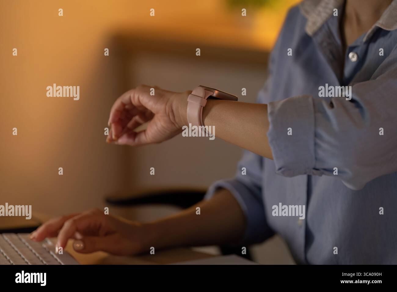 Intelligente Technologie. Individuelle Überprüfung der Smartwatch während der Arbeit. Stockfoto