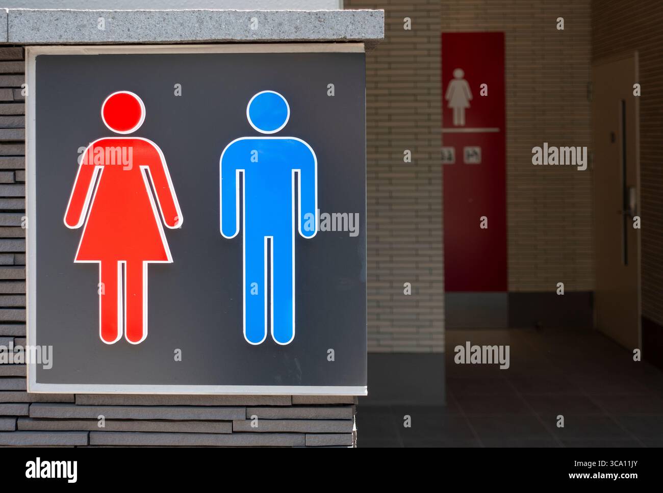 Toilettenzeichen in Tokio, Japan, mit gestylten männlichen und weiblichen Umrissfiguren Stockfoto