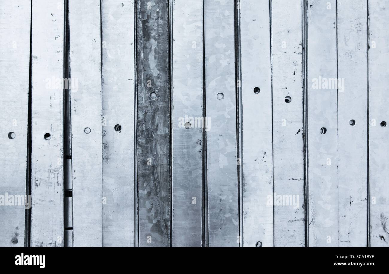 Verzinkte Metallplatten mit Spuren von Korrosion, stapelbar, Nahaufnahme. Stockfoto