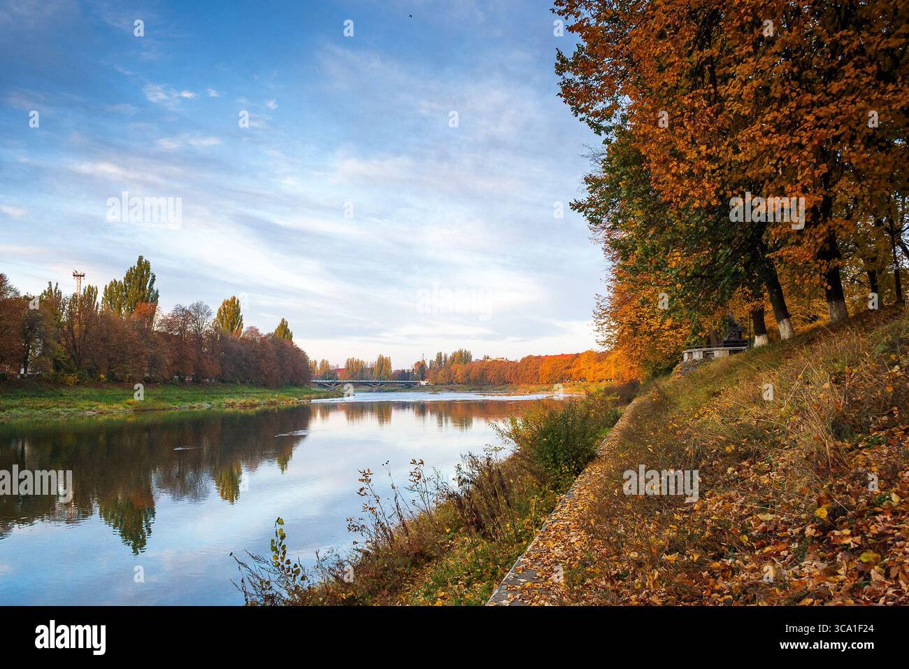 uschhorod, ukraine - 31. oktober 2009: uschhorod im Herbst. Wunderschöne urbane Landschaft mit bunten Laub auf Bäumen im Morgenlicht. scen Stockfoto