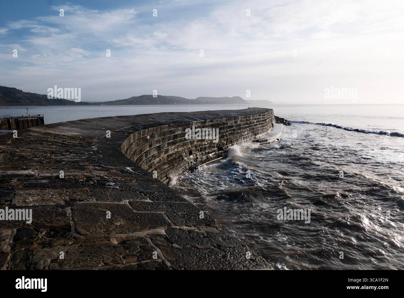 Die Cobb, Lyme Regis ist eine weltberühmte Puppenwand, um Hafenboote vor Stürmen zu schützen. Berühmt wurde sie durch den Film French Lt Woman, John Fowles Roman. Stockfoto