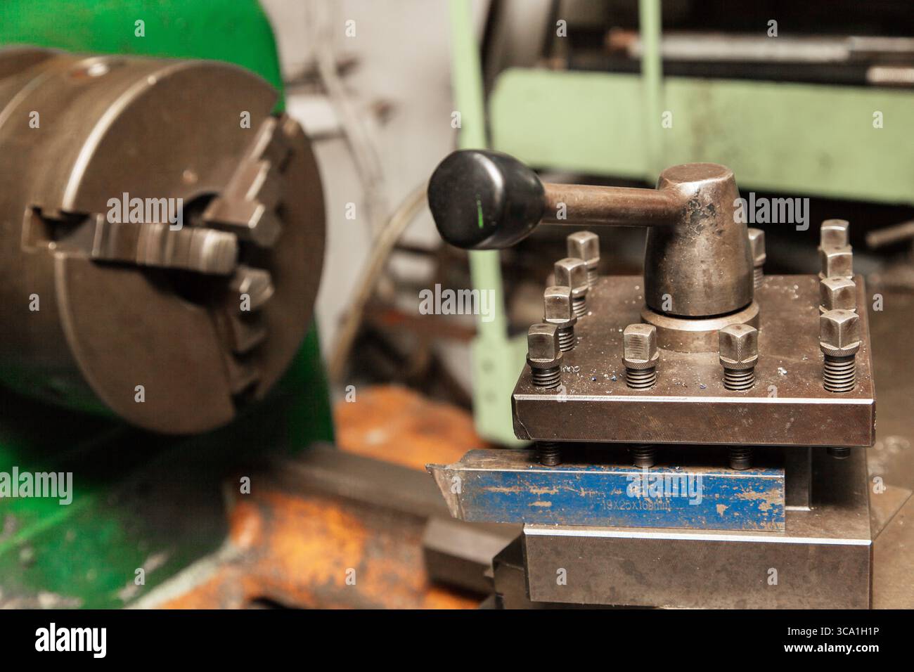 Drehen eines Stahlknüppels auf einer Drehmaschine mit einem Fräser. Stockfoto